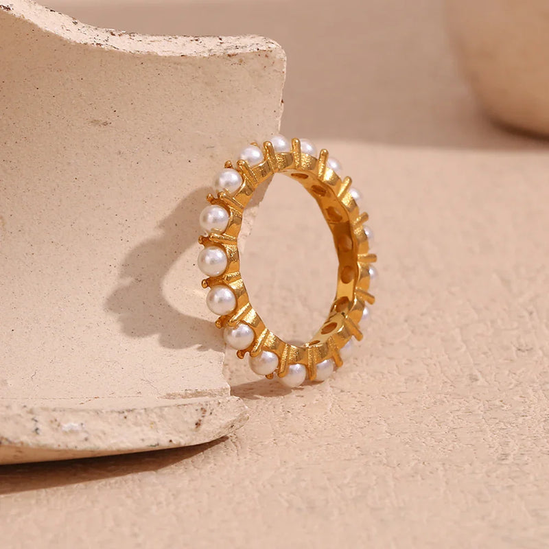 Eleganter runder Perlenring