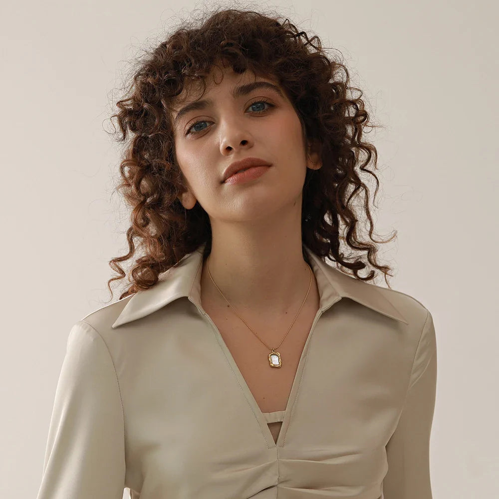 Halskette mit quadratischem Muschel-Anhänger