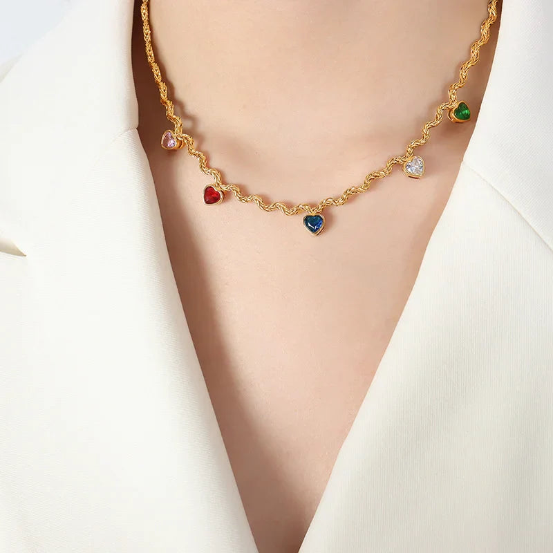 Goldene Halskette mit farbigen Herzsteinen