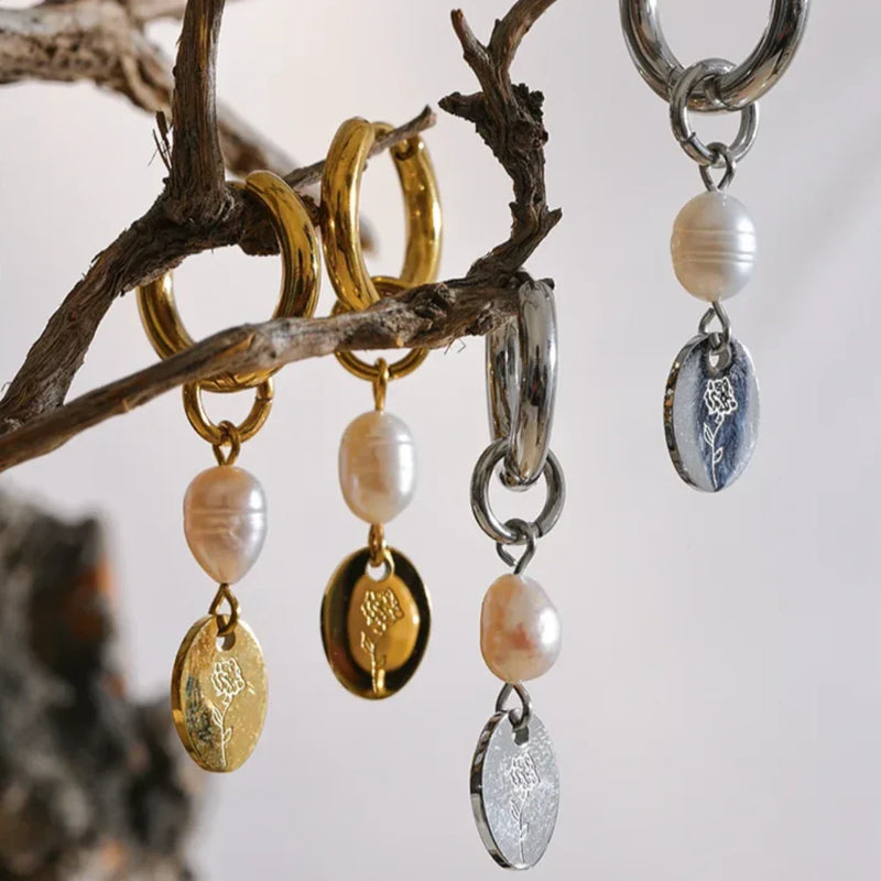 Tropfenohrringe mit Perlenanhänger und Blumenmotiv