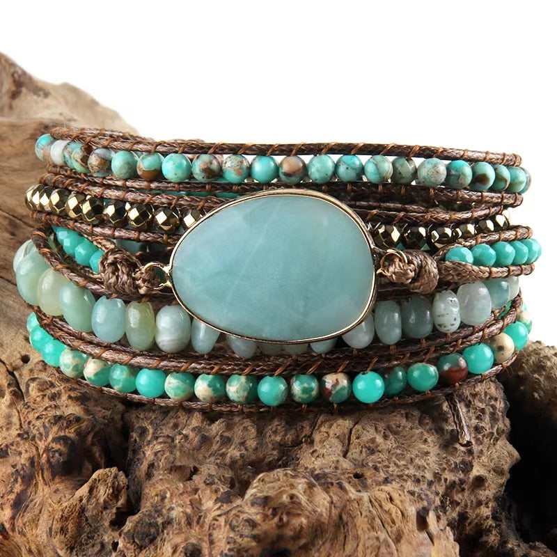 Boho-Armband mit gemischten Natursteinen und Charme