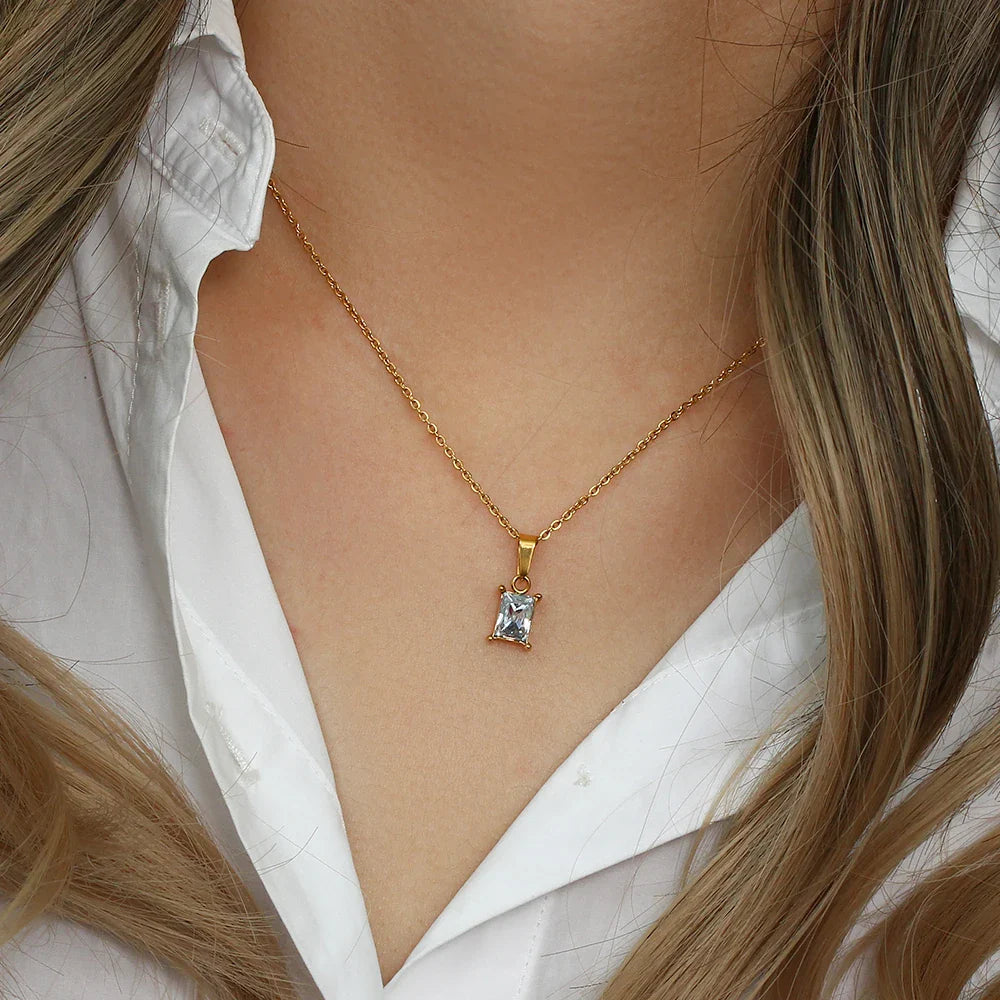 Halskette mit quadratischem Steinanhänger