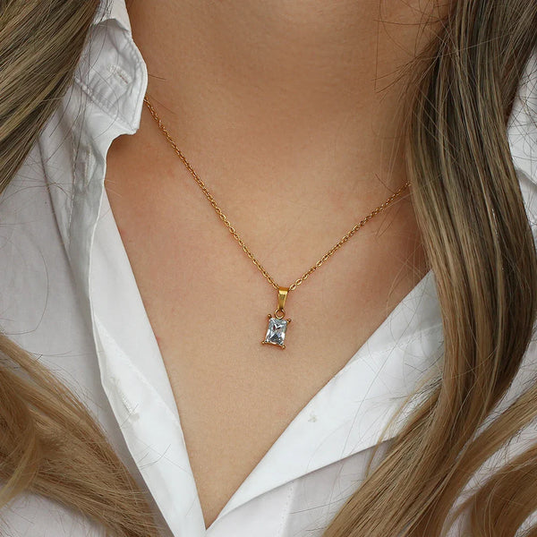 Halskette mit quadratischem Steinanhänger