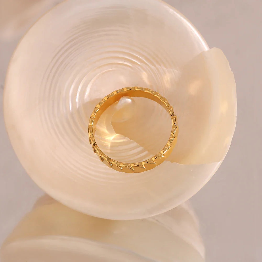 Ring mit Fischschuppenstruktur