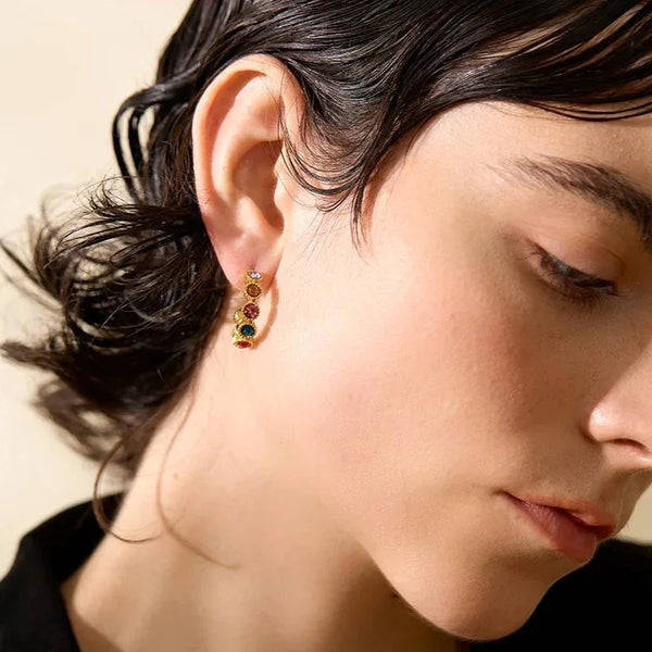 Halbe Creolen mit Steinen