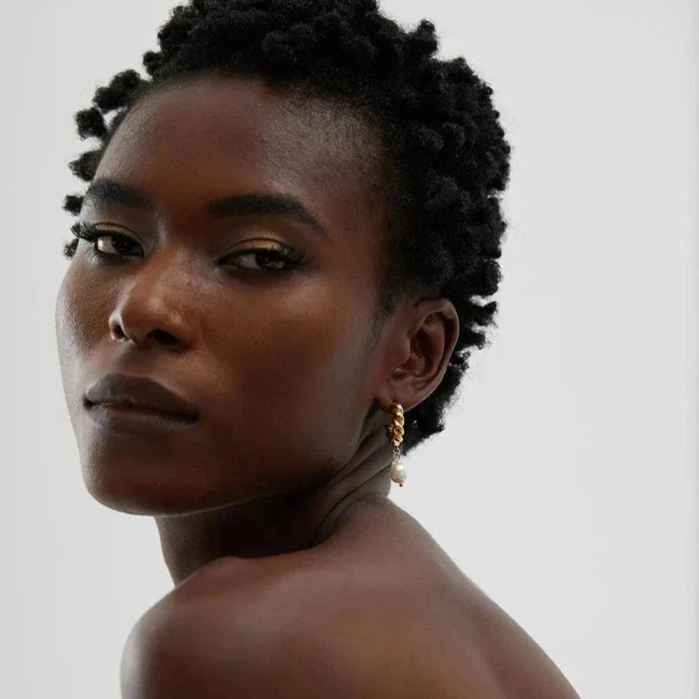 Gedrehte Tropfenohrringe aus Naturperlen