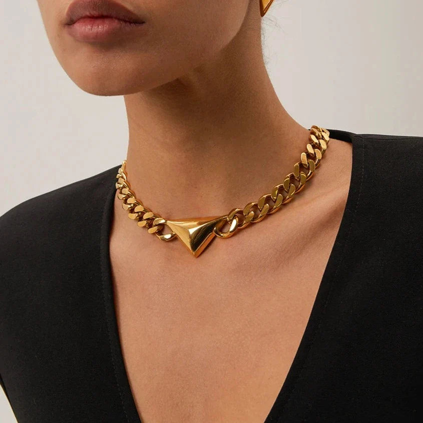 Halskette mit dreieckigem Anhänger