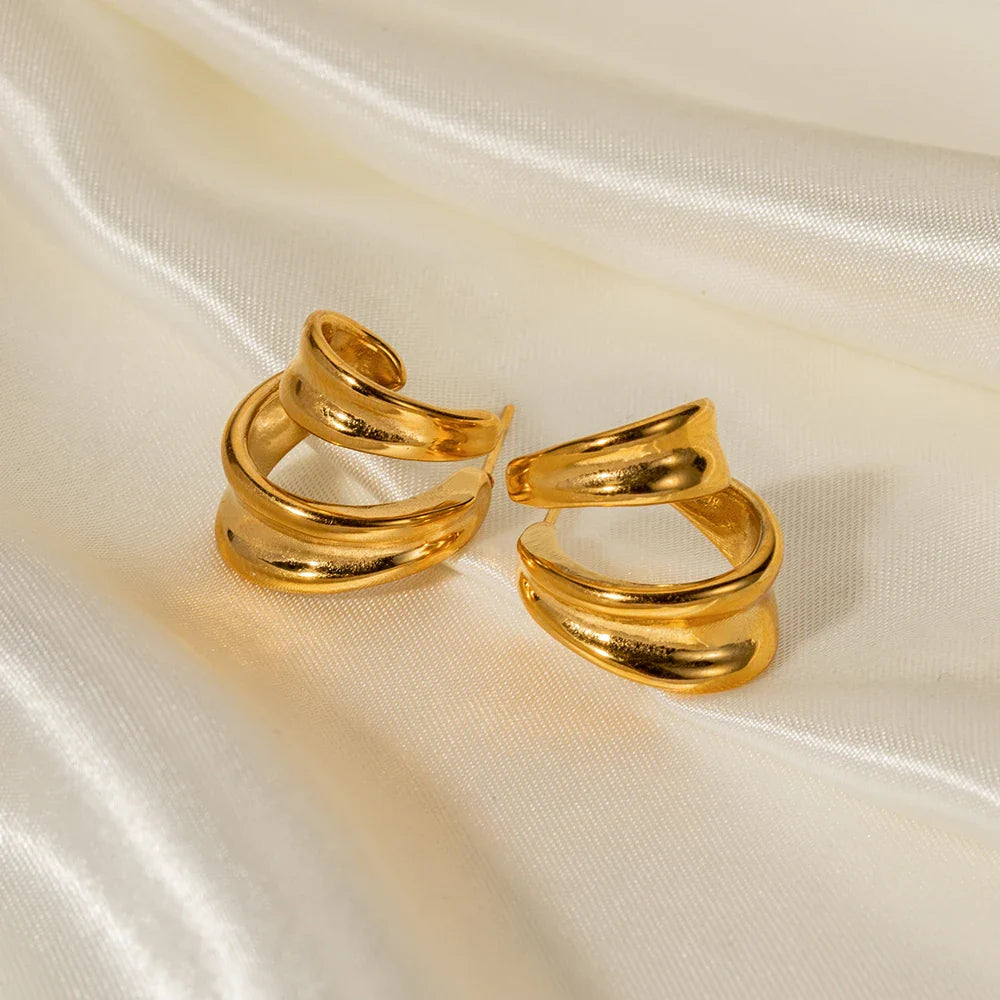 Gebogene hohle Ohrringe