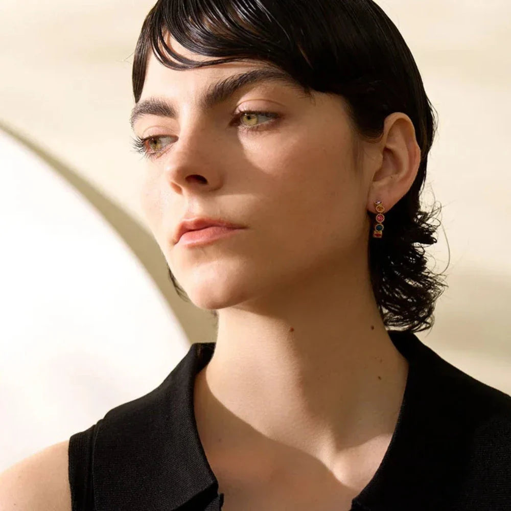 Halbe Creolen mit Steinen