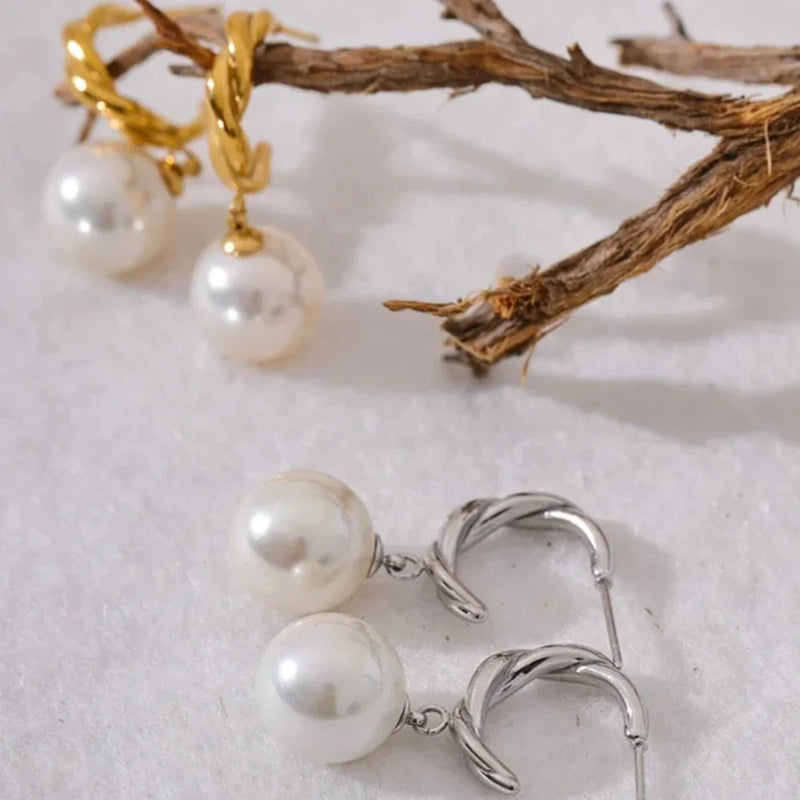 Gedrehte Ohrringe mit Perlentropfen