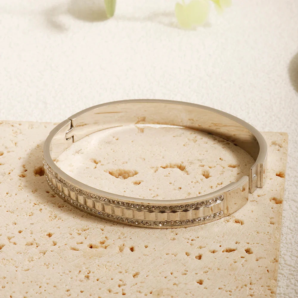 Armreif mit Kristallen in Schwarz und Weiß