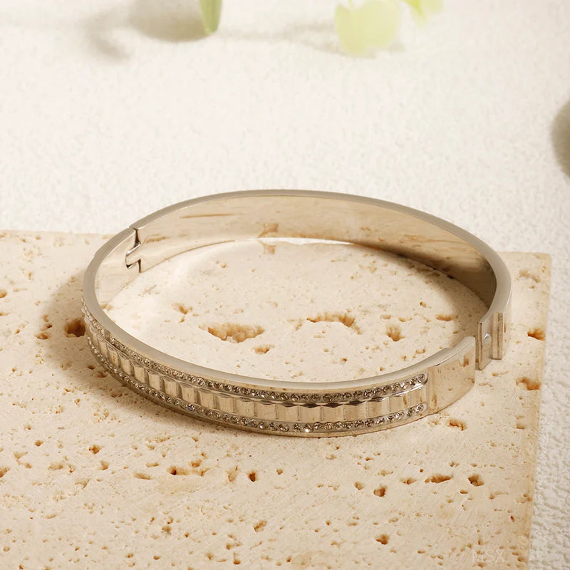 Armreif mit Kristallen in Schwarz und Weiß