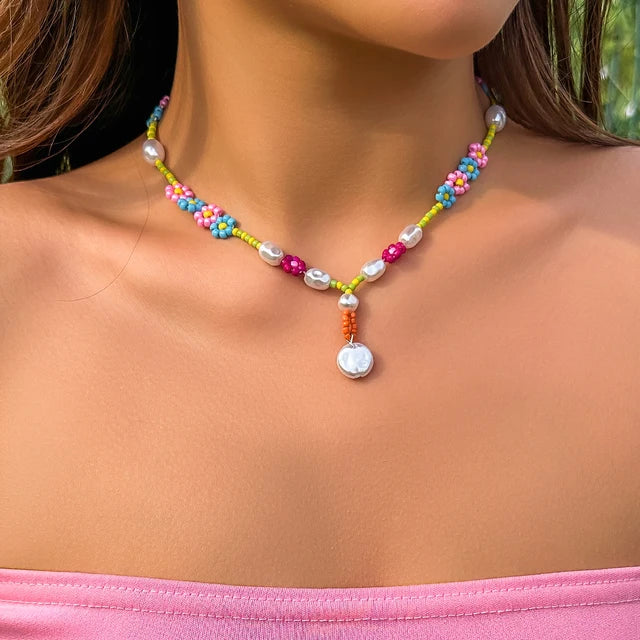 Florales Perlen-Halsband – Mehrfarbige Boho-Perlenkette für Frauen