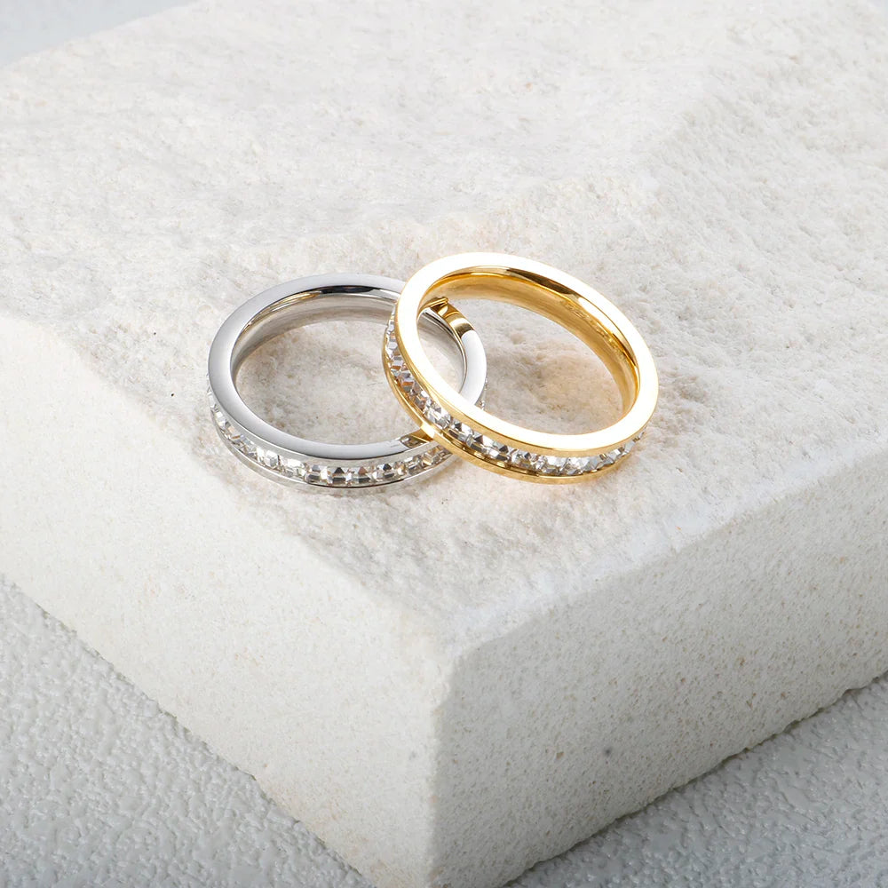 Ring mit Vollsteinen und Zirkonia