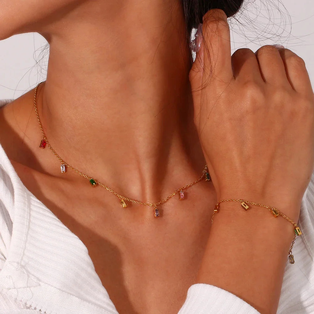 Bunte Halskette mit quadratischen Steinen