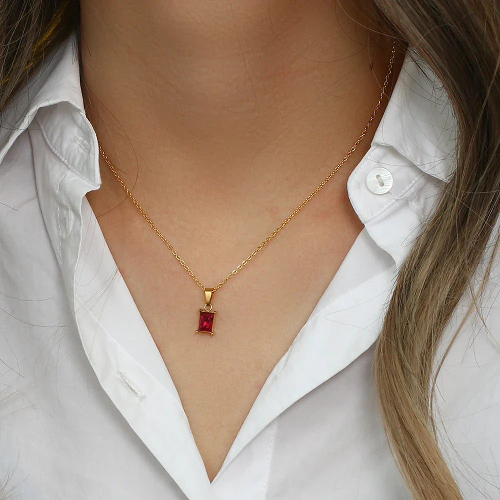 Halskette mit quadratischem Steinanhänger