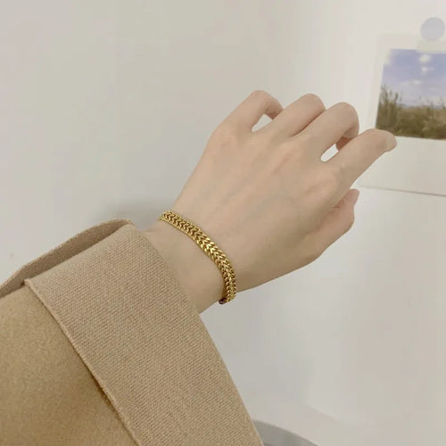 Armband mit zwei gedrehten Ketten