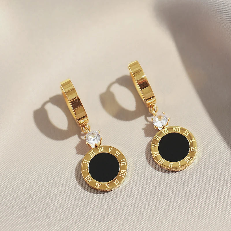 Ohrringe mit römischem Anhänger und rundem Anhänger