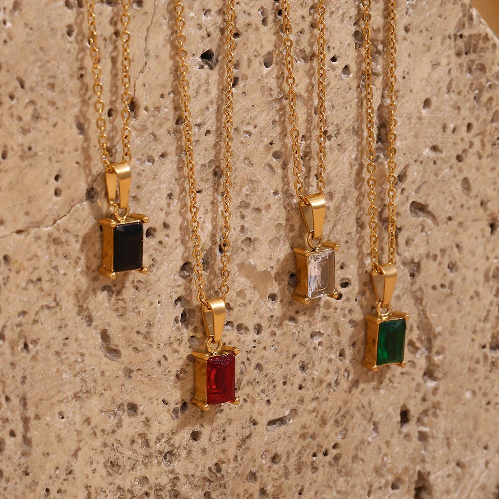 Halskette mit quadratischem Steinanhänger