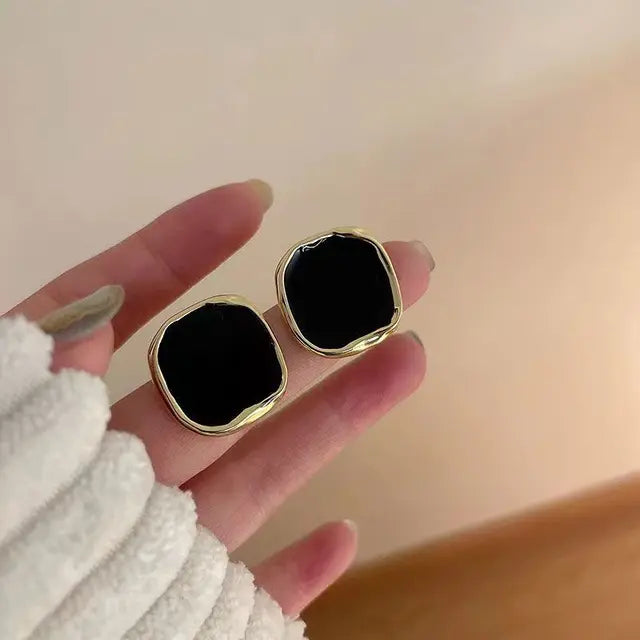 Golden gerahmter Onyx-Ohrring mit mystischem Touch