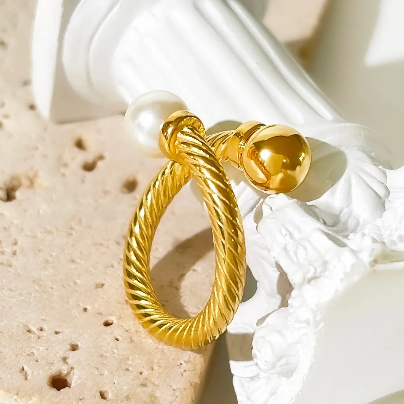 Offener Ring mit gedrehten Perlen