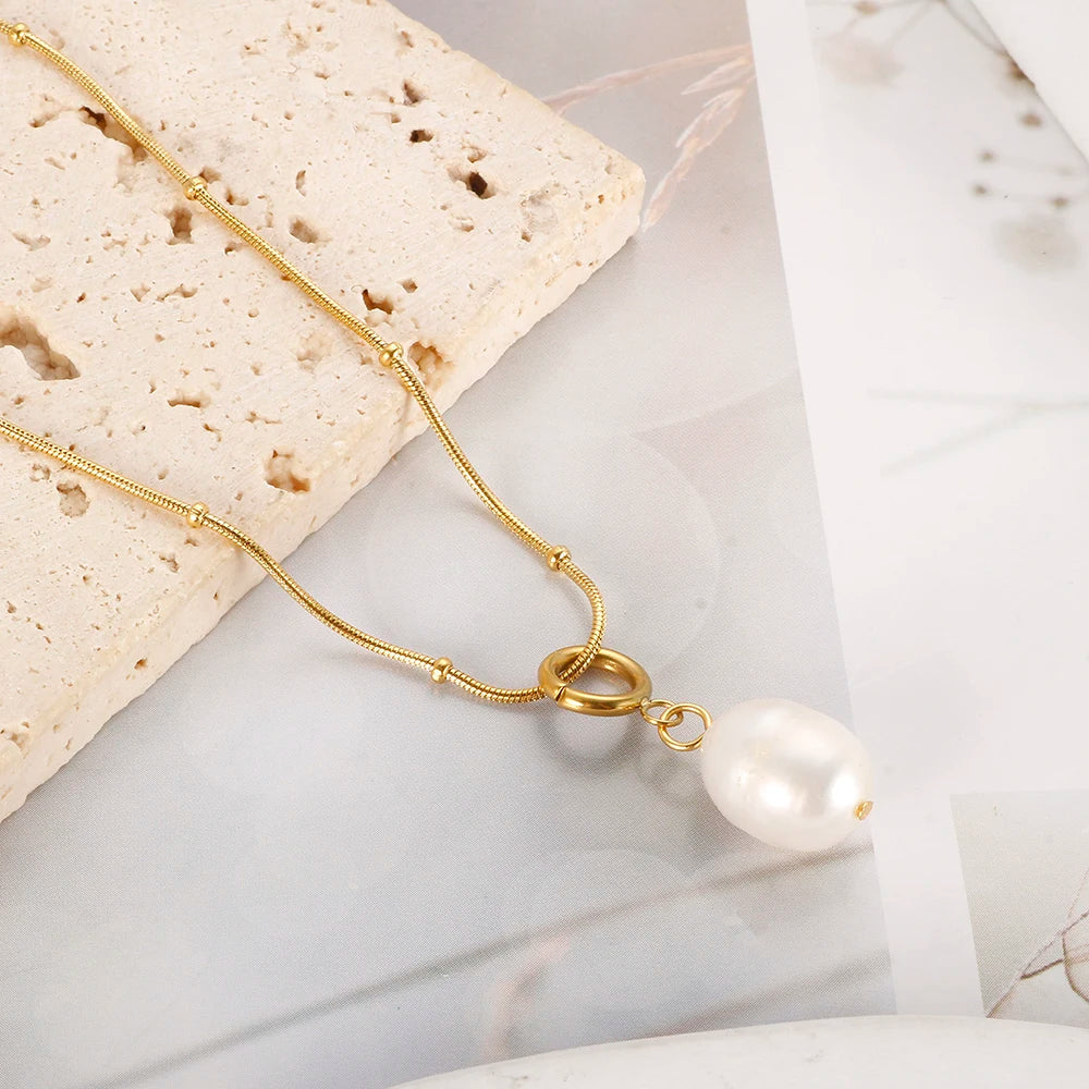 Halskette mit Anhänger aus Süßwasserperlen