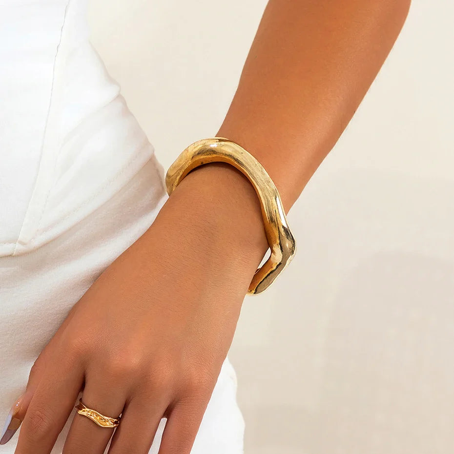 Übertrieben offenes Manschettenarmband