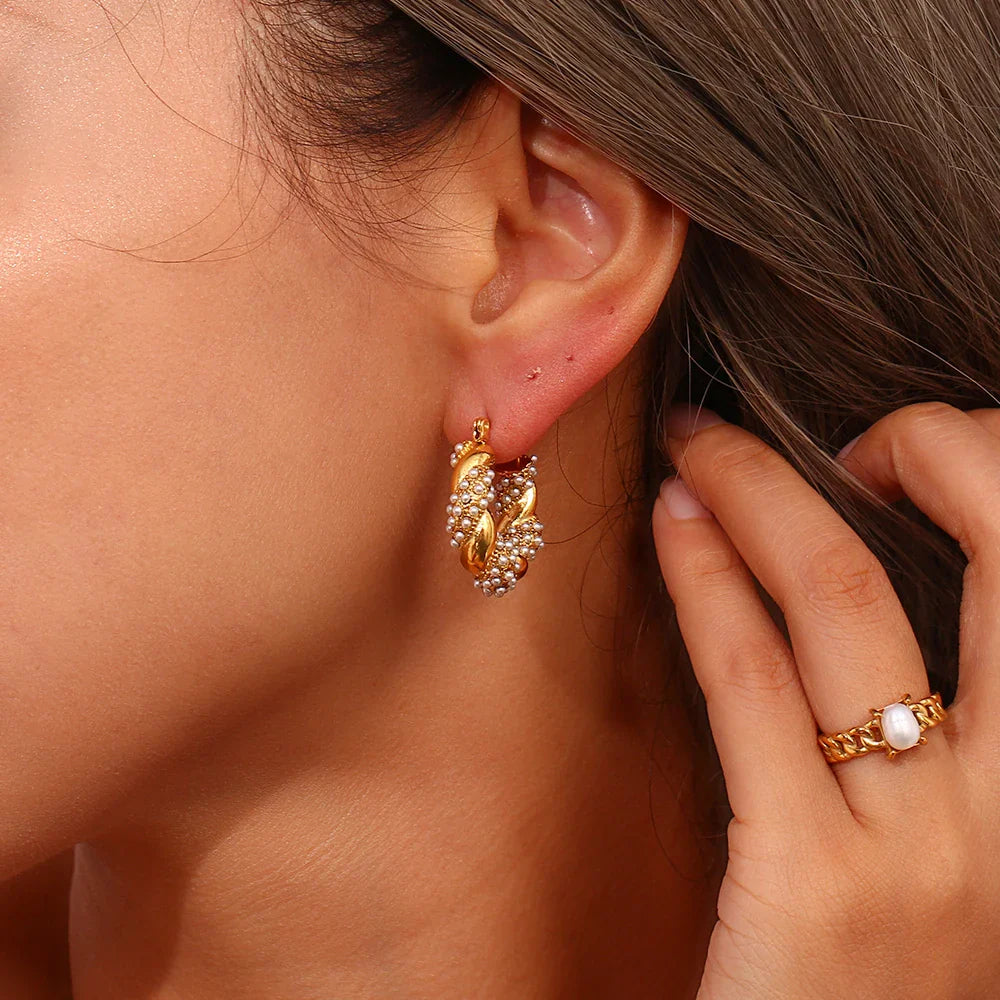 Gedrehte Creolen mit Kristallen