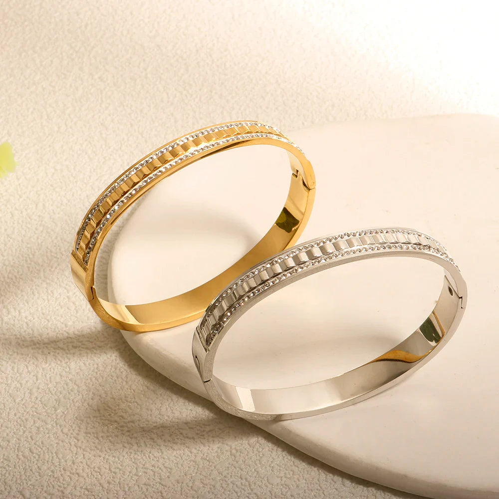 Armreif mit Kristallen in Schwarz und Weiß