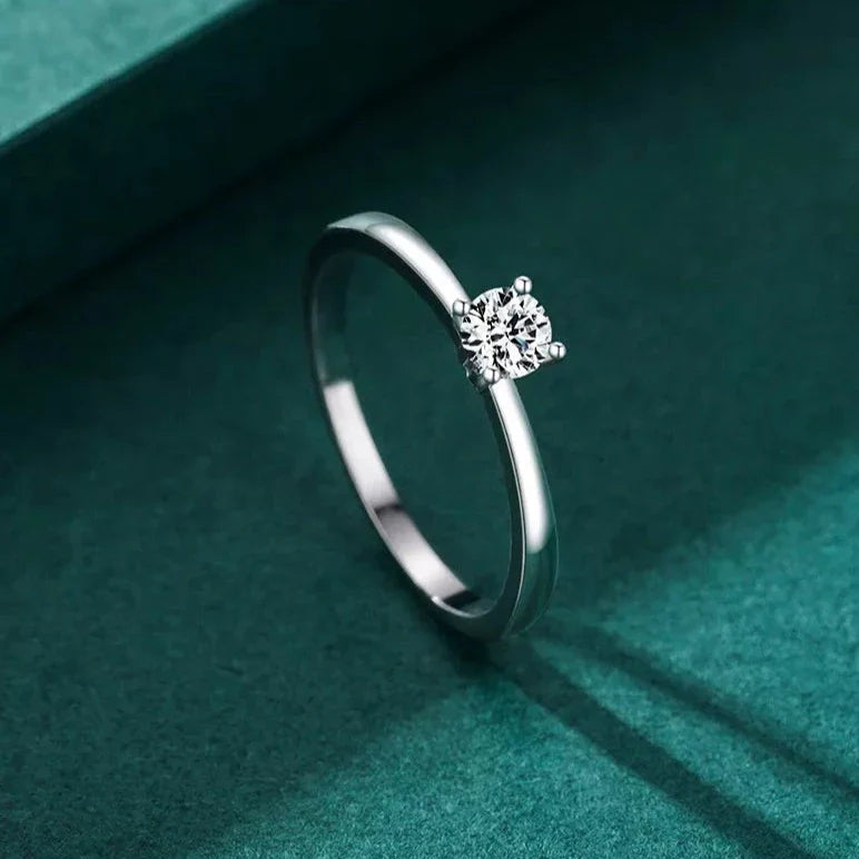 Silberner klassischer funkelnder Ring