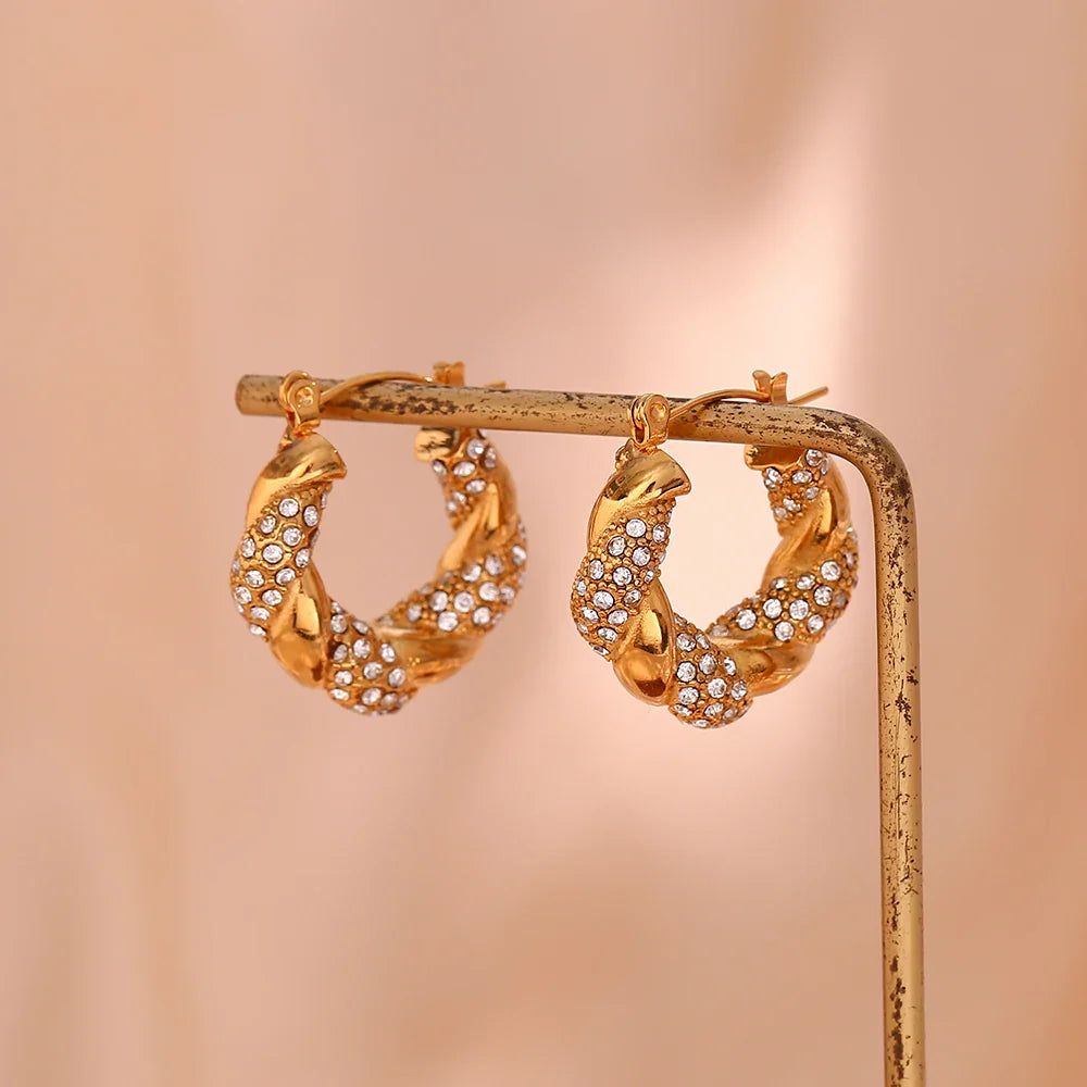 Gedrehte Creolen mit Kristallen