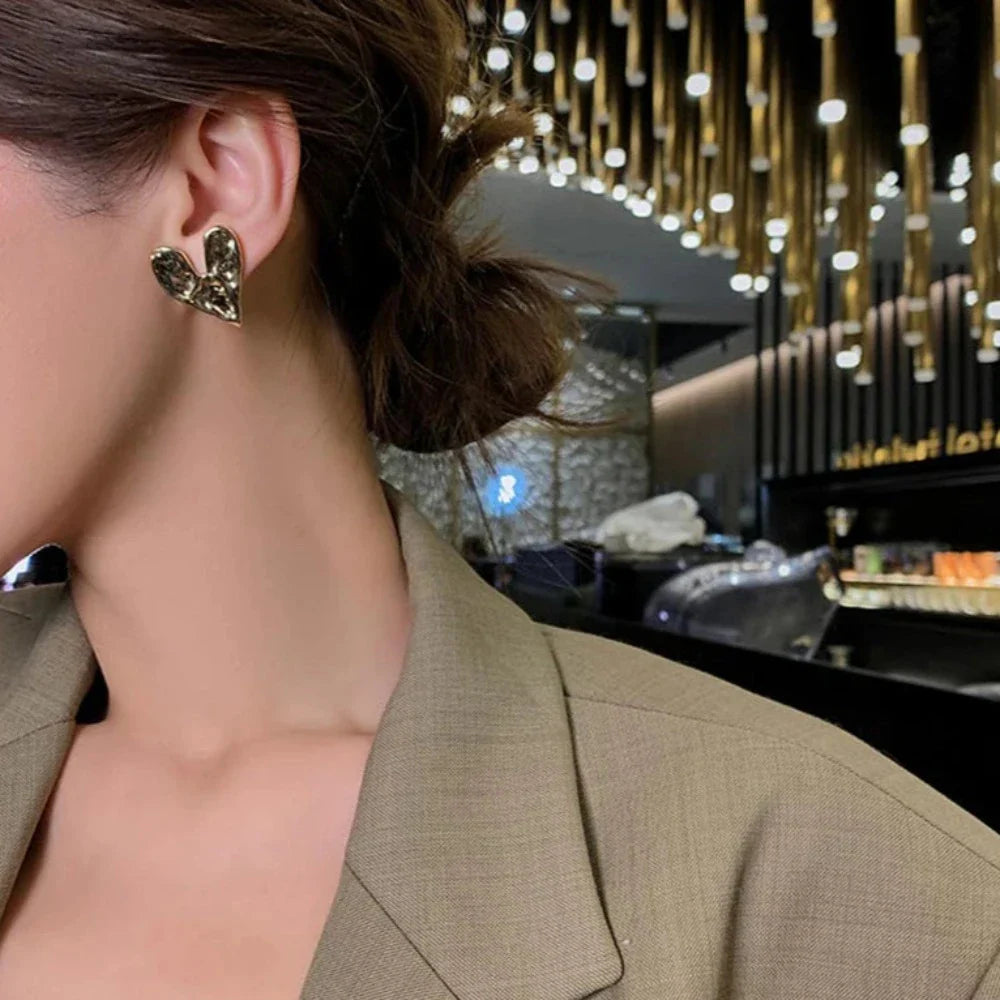 Ungleichmäßige Herzohrringe