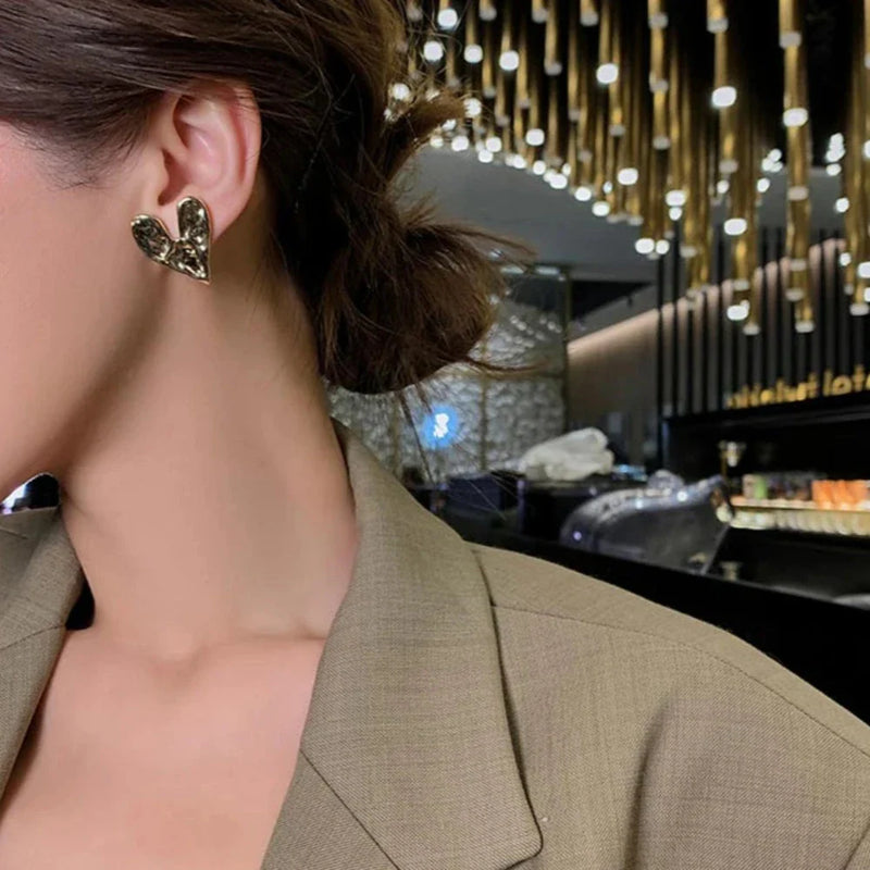 Ungleichmäßige Herzohrringe