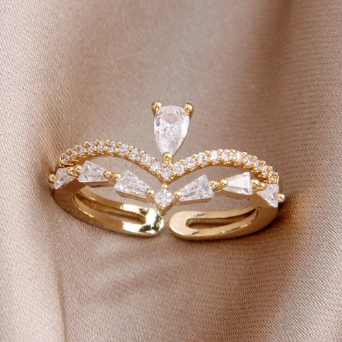 Goldring mit Kristallkrone