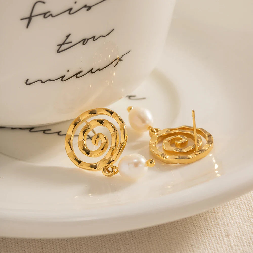 Spiralförmige Perlenohrringe