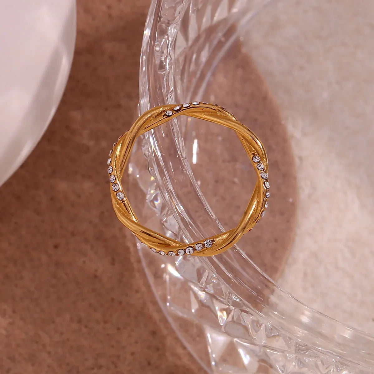 Gedrehter Ring mit Kristallen