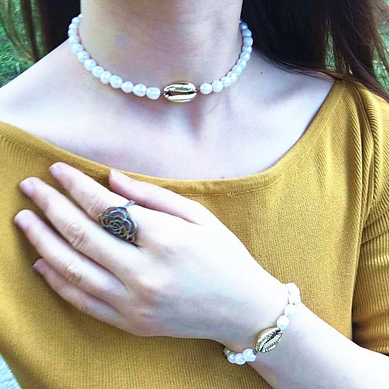 Halskette und Armband mit Muschel- und Perlenanhänger