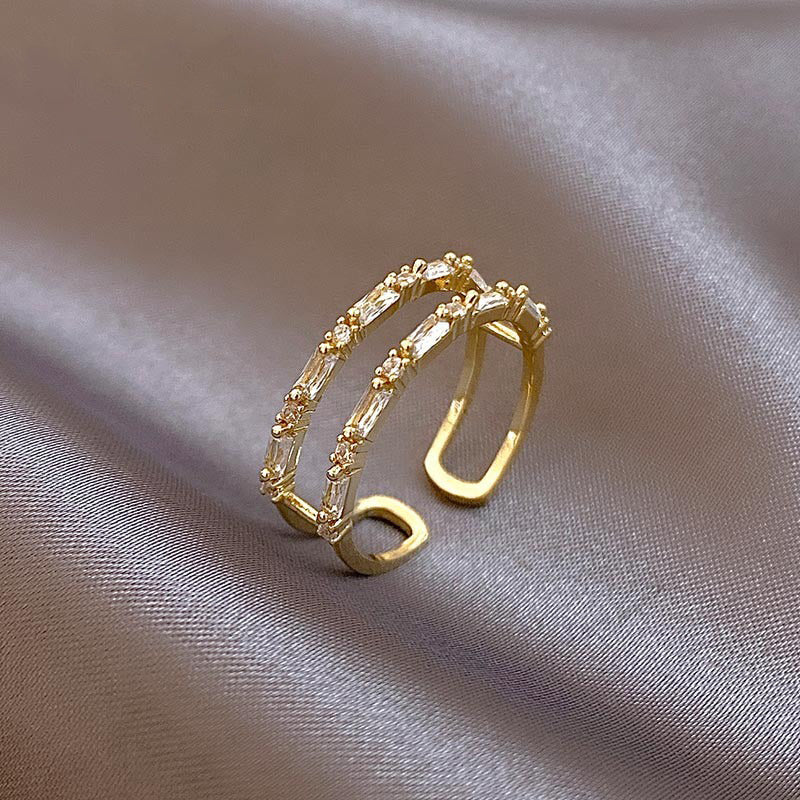 Wunderschöne und schöne mit Strasssteinen besetzte Ringkollektion