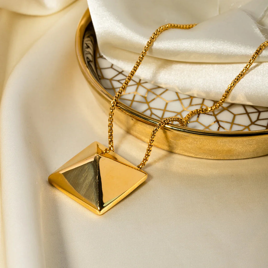 Halskette mit quadratischem Anhänger