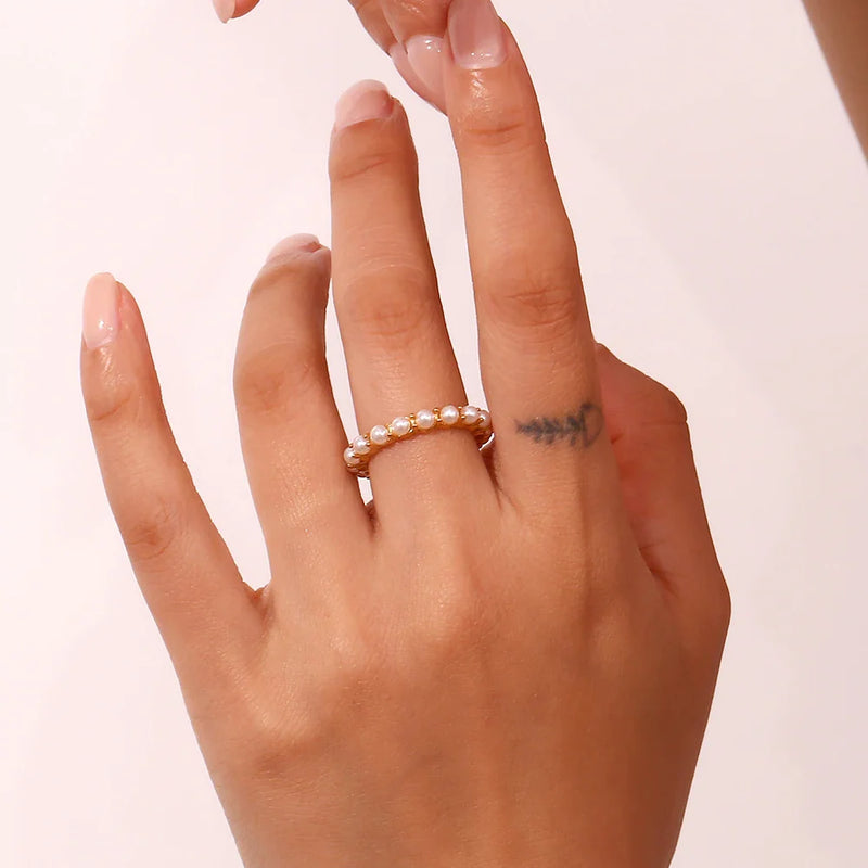 Eleganter runder Perlenring