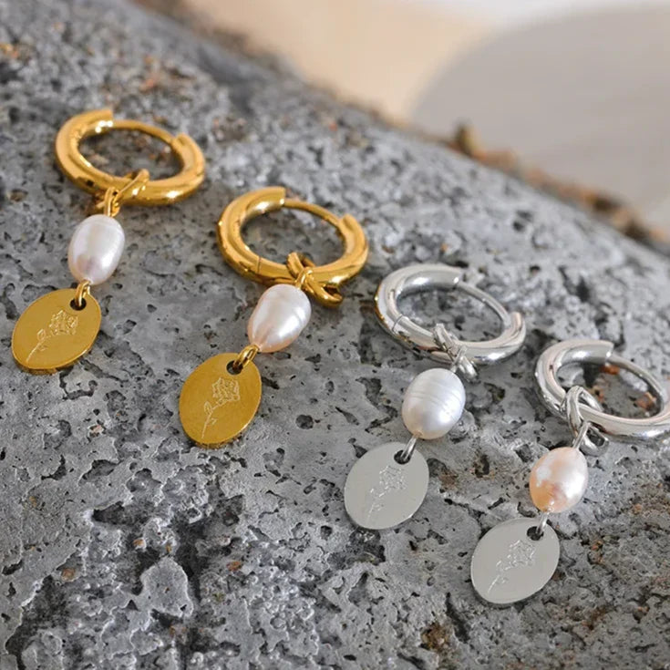 Tropfenohrringe mit Perlenanhänger und Blumenmotiv