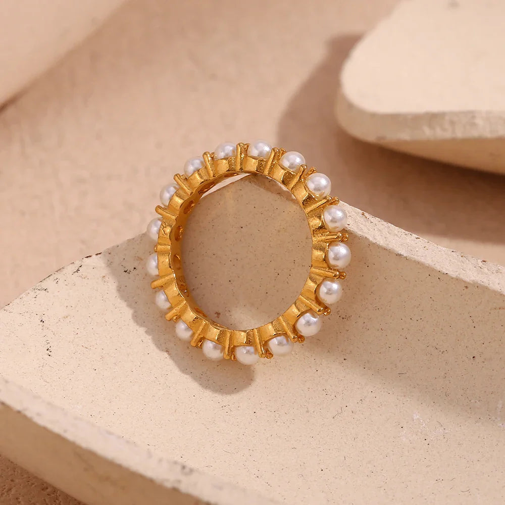 Eleganter runder Perlenring