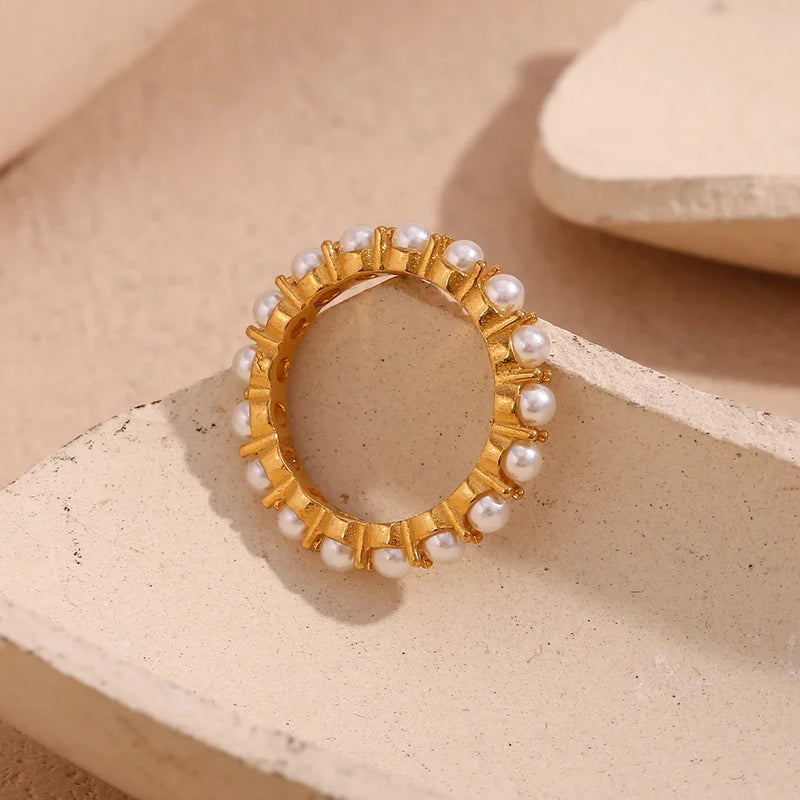 Eleganter runder Perlenring