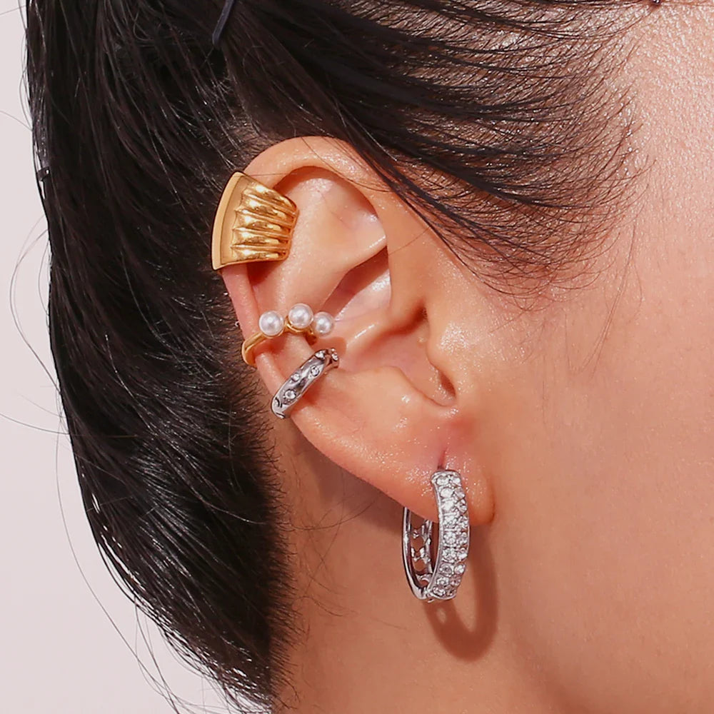 Funkelnde und hohle Herzohrringe