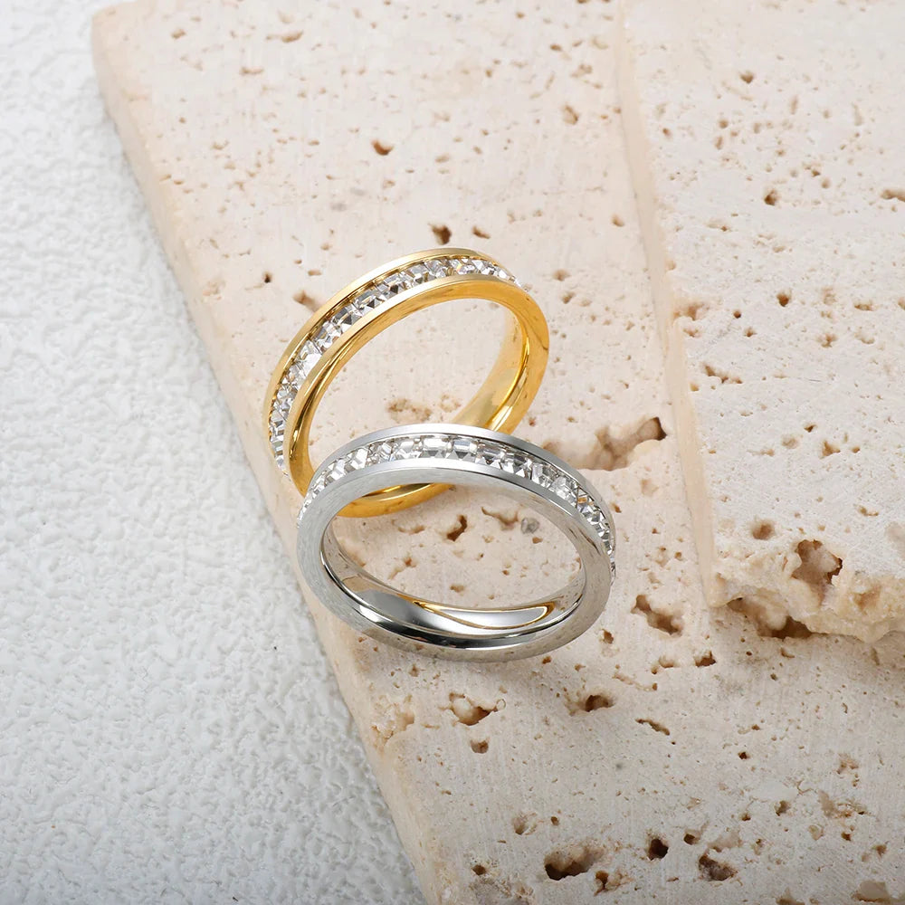 Ring mit Vollsteinen und Zirkonia