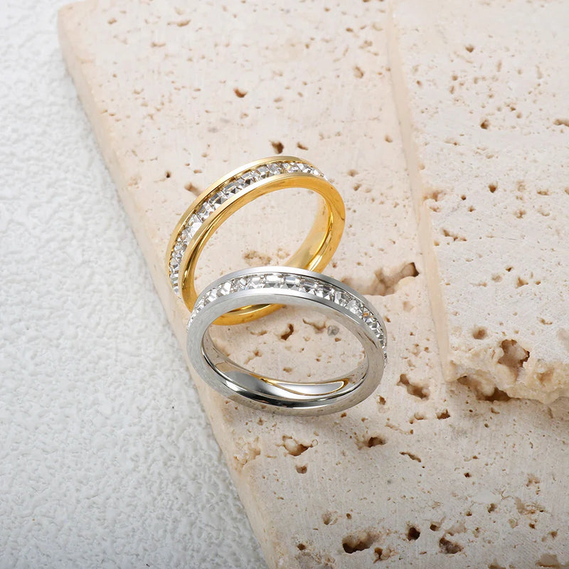 Ring mit Vollsteinen und Zirkonia