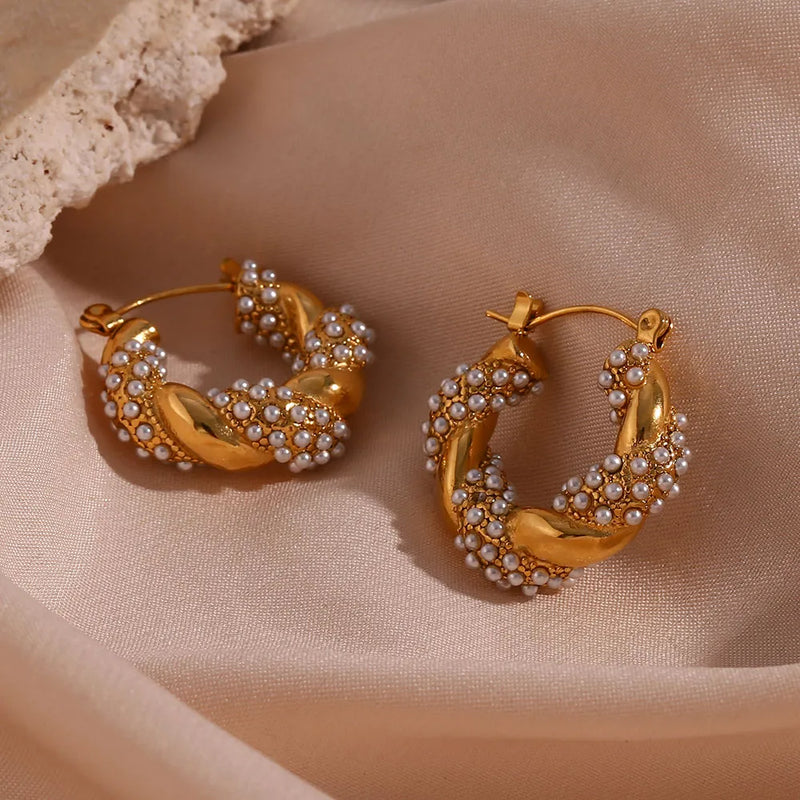 Gedrehte Creolen mit Kristallen