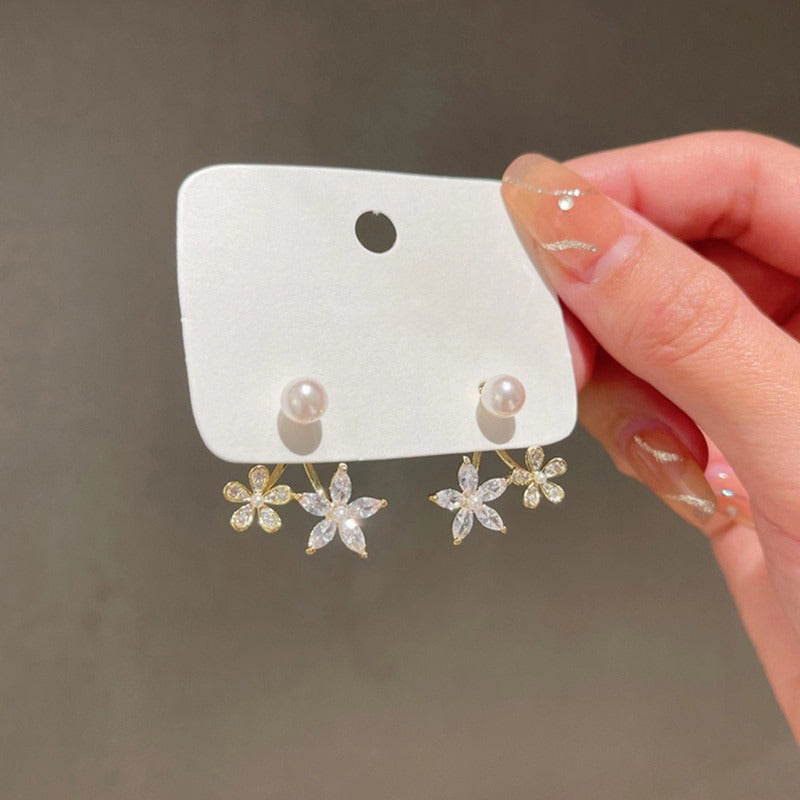 Schimmernde, elegante Ohrstecker mit Zirkonia-Blumen