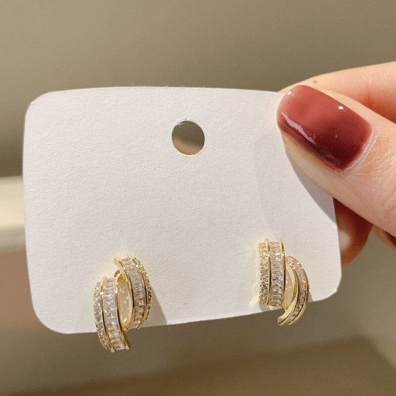 Schimmernde, elegante Ohrstecker mit Zirkonia-Blumen