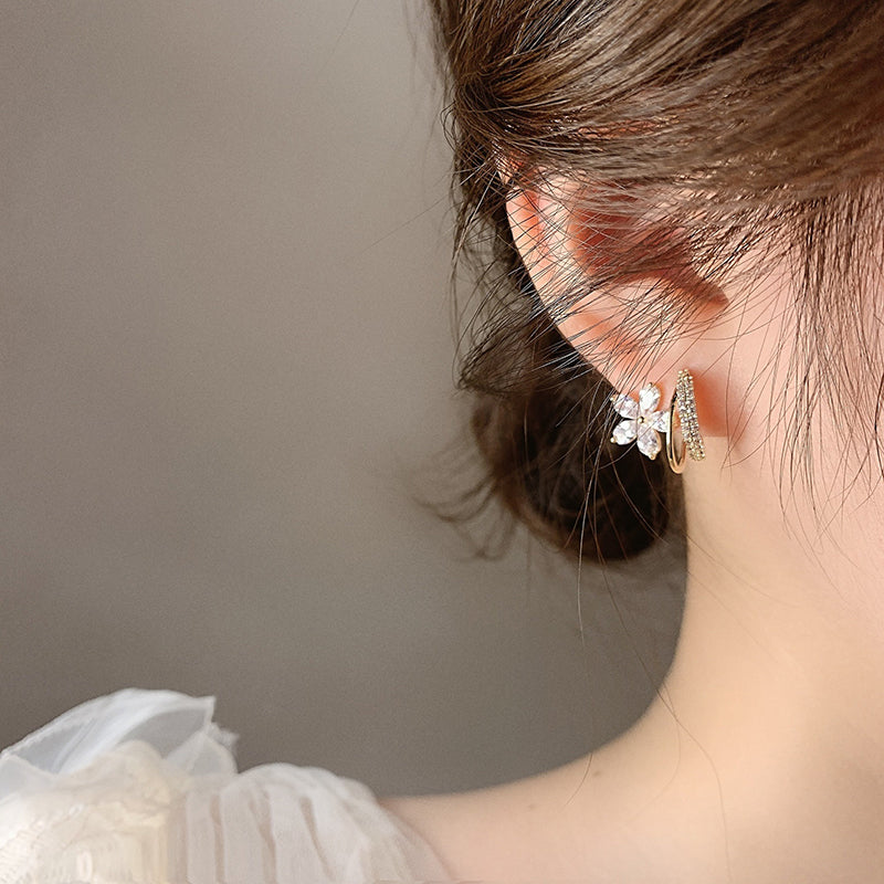 Schimmernde, elegante Ohrstecker mit Zirkonia-Blumen